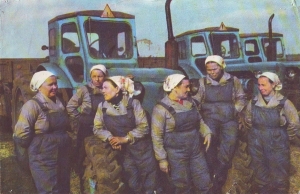 Знаменитая женская бригада трактористов 1970 года, с Бизяки Салимуллина Миниямал, Надиджа, Шарафутдинова Наталья, Салимуллина Фатима, Сажида, Шаймарданова Газдэбикэ